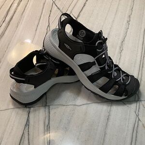 Keen Women's Black and Light Grey Sandals